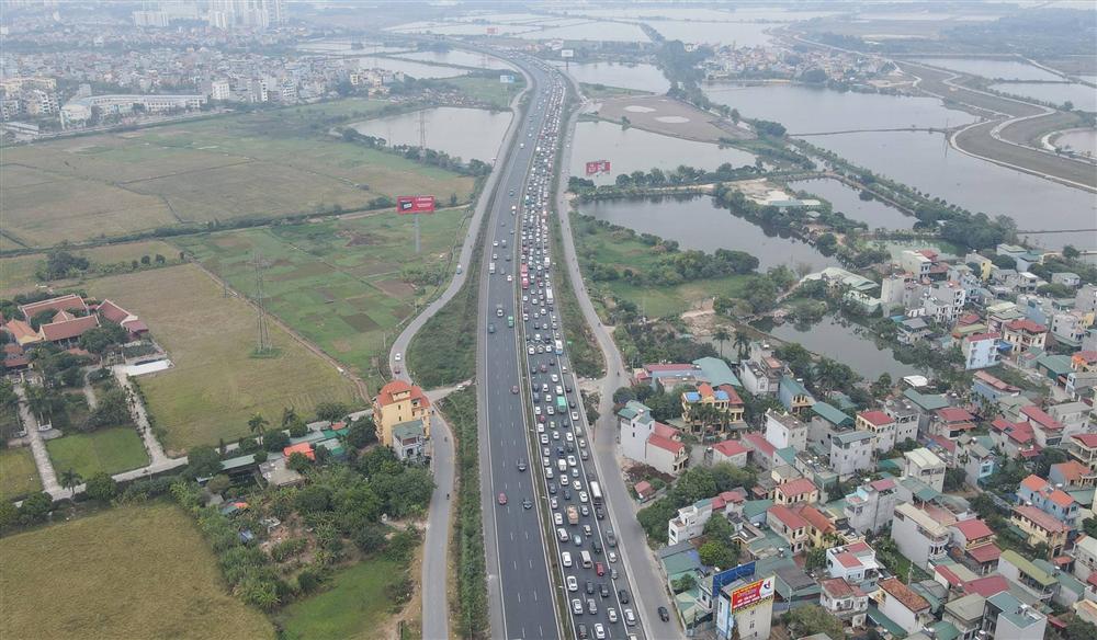 Chùm ảnh: Người dân lỉnh kỉnh đồ đạc quay lại Hà Nội sau kỳ nghỉ Tết, khu vực cửa ngõ Thủ đô kẹt cứng gần chục cây số-1