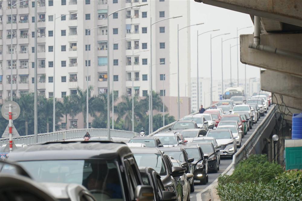 Chùm ảnh: Người dân lỉnh kỉnh đồ đạc quay lại Hà Nội sau kỳ nghỉ Tết, khu vực cửa ngõ Thủ đô kẹt cứng gần chục cây số-3