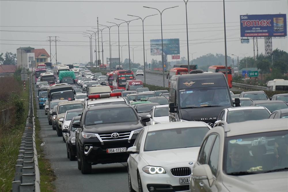 Chùm ảnh: Người dân lỉnh kỉnh đồ đạc quay lại Hà Nội sau kỳ nghỉ Tết, khu vực cửa ngõ Thủ đô kẹt cứng gần chục cây số-5