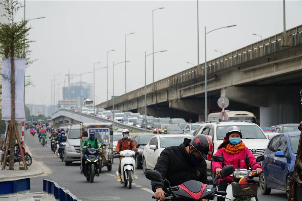 Chùm ảnh: Người dân lỉnh kỉnh đồ đạc quay lại Hà Nội sau kỳ nghỉ Tết, khu vực cửa ngõ Thủ đô kẹt cứng gần chục cây số-6