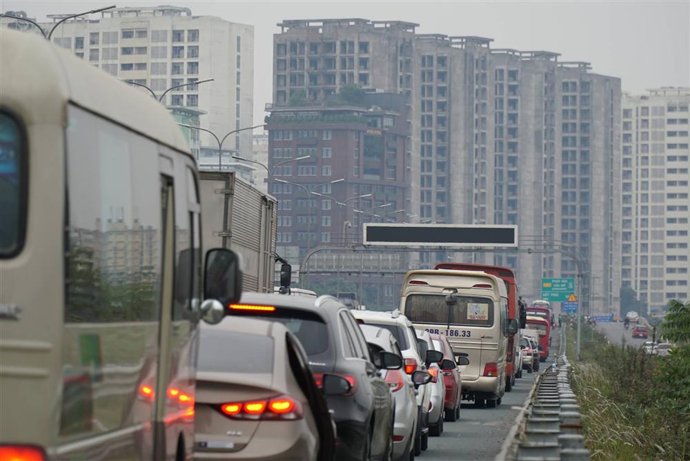 Chùm ảnh: Người dân lỉnh kỉnh đồ đạc quay lại Hà Nội sau kỳ nghỉ Tết, khu vực cửa ngõ Thủ đô kẹt cứng gần chục cây số-7