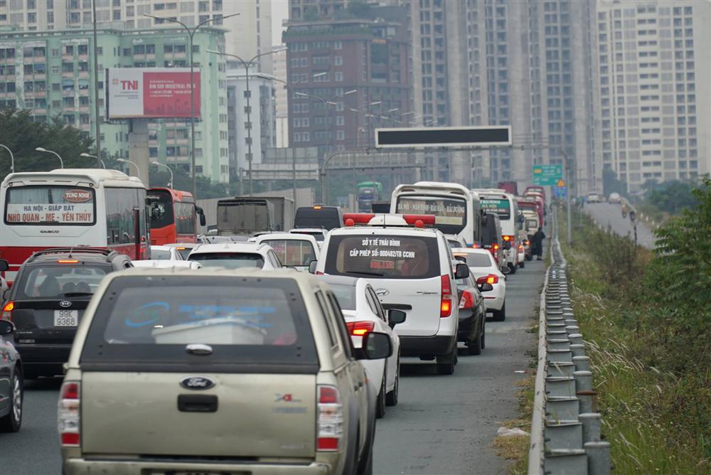 Chùm ảnh: Người dân lỉnh kỉnh đồ đạc quay lại Hà Nội sau kỳ nghỉ Tết, khu vực cửa ngõ Thủ đô kẹt cứng gần chục cây số-8