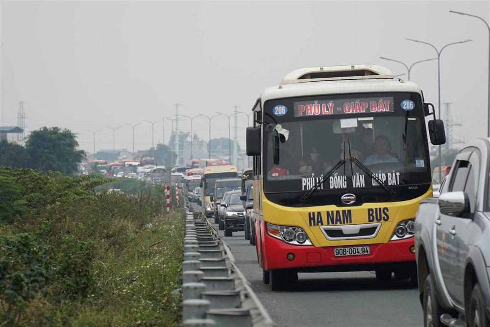 Chùm ảnh: Người dân lỉnh kỉnh đồ đạc quay lại Hà Nội sau kỳ nghỉ Tết, khu vực cửa ngõ Thủ đô kẹt cứng gần chục cây số-9