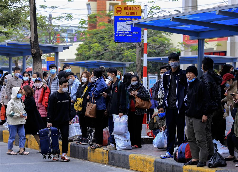 Chùm ảnh: Người dân lỉnh kỉnh đồ đạc quay lại Hà Nội sau kỳ nghỉ Tết, khu vực cửa ngõ Thủ đô kẹt cứng gần chục cây số-11