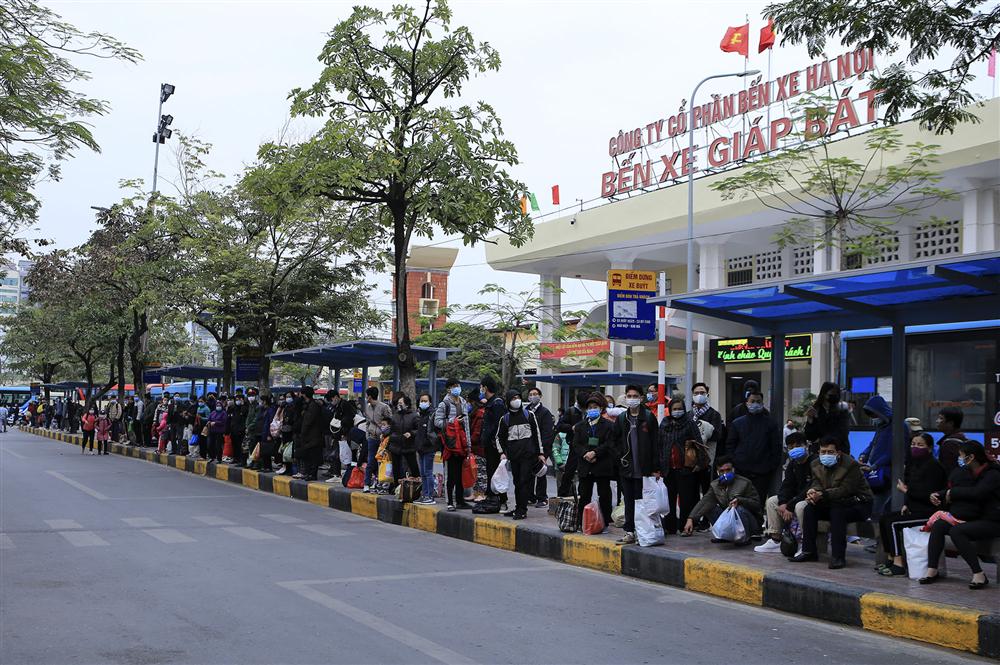 Chùm ảnh: Người dân lỉnh kỉnh đồ đạc quay lại Hà Nội sau kỳ nghỉ Tết, khu vực cửa ngõ Thủ đô kẹt cứng gần chục cây số-12