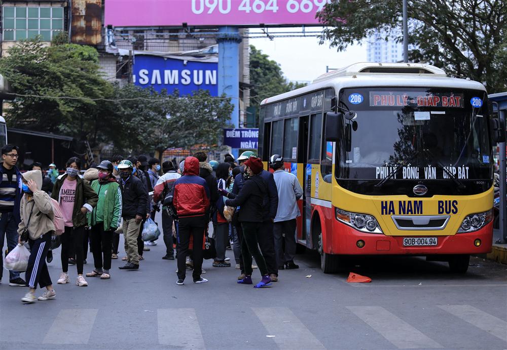 Chùm ảnh: Người dân lỉnh kỉnh đồ đạc quay lại Hà Nội sau kỳ nghỉ Tết, khu vực cửa ngõ Thủ đô kẹt cứng gần chục cây số-13