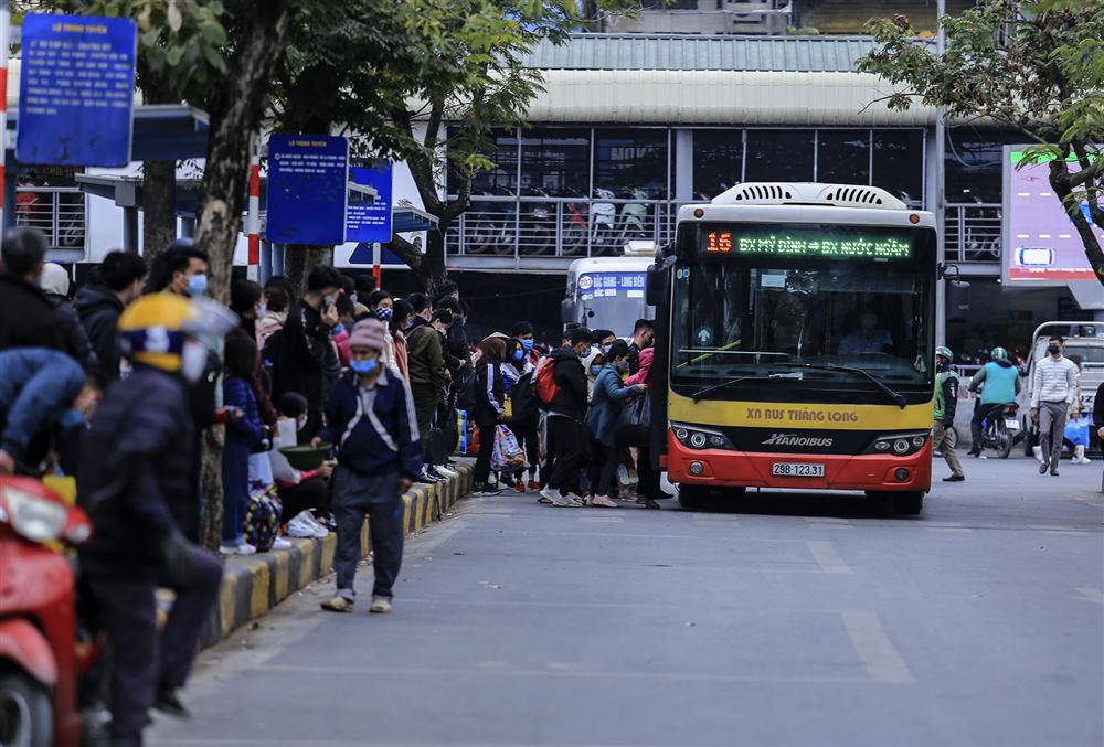 Chùm ảnh: Người dân lỉnh kỉnh đồ đạc quay lại Hà Nội sau kỳ nghỉ Tết, khu vực cửa ngõ Thủ đô kẹt cứng gần chục cây số-14
