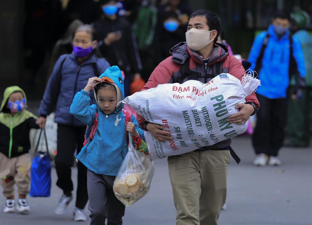 Chùm ảnh: Người dân lỉnh kỉnh đồ đạc quay lại Hà Nội sau kỳ nghỉ Tết, khu vực cửa ngõ Thủ đô kẹt cứng gần chục cây số-15