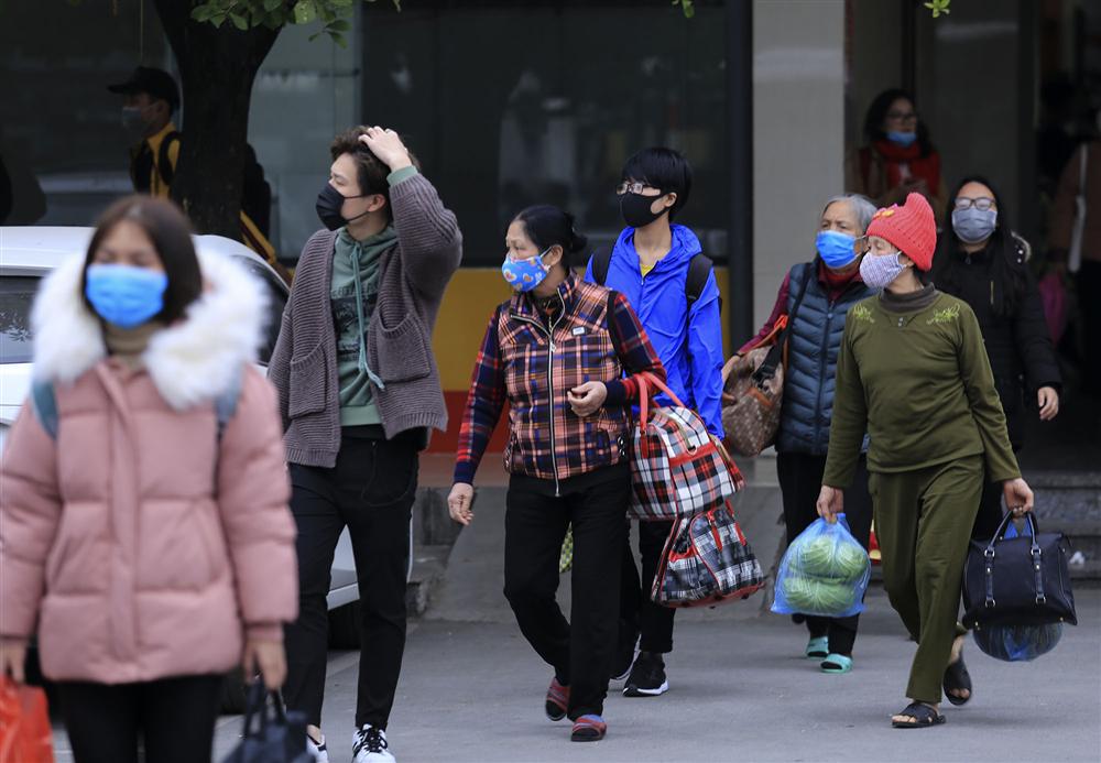 Chùm ảnh: Người dân lỉnh kỉnh đồ đạc quay lại Hà Nội sau kỳ nghỉ Tết, khu vực cửa ngõ Thủ đô kẹt cứng gần chục cây số-17