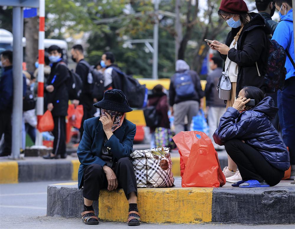 Chùm ảnh: Người dân lỉnh kỉnh đồ đạc quay lại Hà Nội sau kỳ nghỉ Tết, khu vực cửa ngõ Thủ đô kẹt cứng gần chục cây số-18