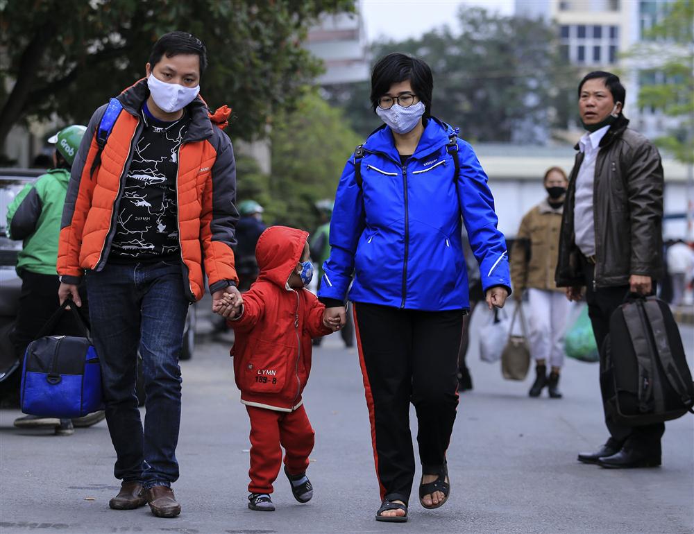 Chùm ảnh: Người dân lỉnh kỉnh đồ đạc quay lại Hà Nội sau kỳ nghỉ Tết, khu vực cửa ngõ Thủ đô kẹt cứng gần chục cây số-20