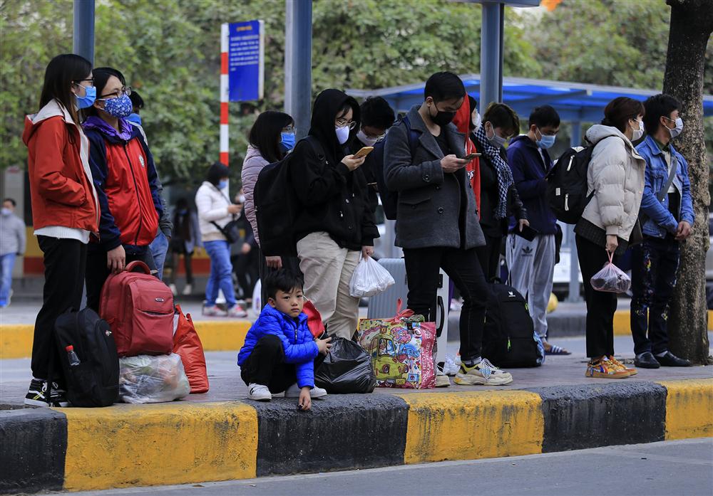 Chùm ảnh: Người dân lỉnh kỉnh đồ đạc quay lại Hà Nội sau kỳ nghỉ Tết, khu vực cửa ngõ Thủ đô kẹt cứng gần chục cây số-22