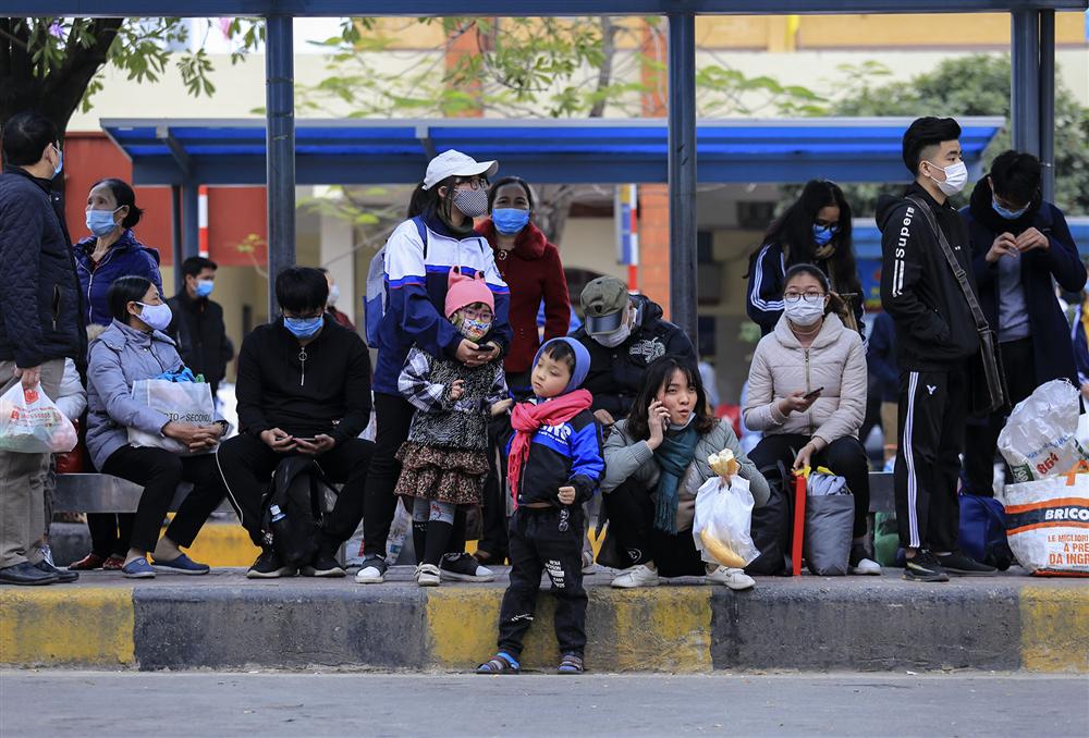 Chùm ảnh: Người dân lỉnh kỉnh đồ đạc quay lại Hà Nội sau kỳ nghỉ Tết, khu vực cửa ngõ Thủ đô kẹt cứng gần chục cây số-23