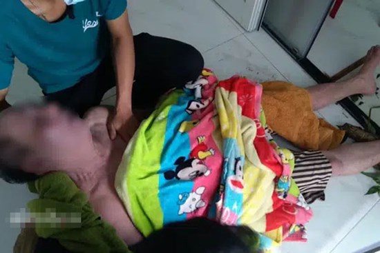 Con gái tố cáo phòng khám đông y xông hơi làm cha bị lột da khắp người, tử vong vì bỏng nặng