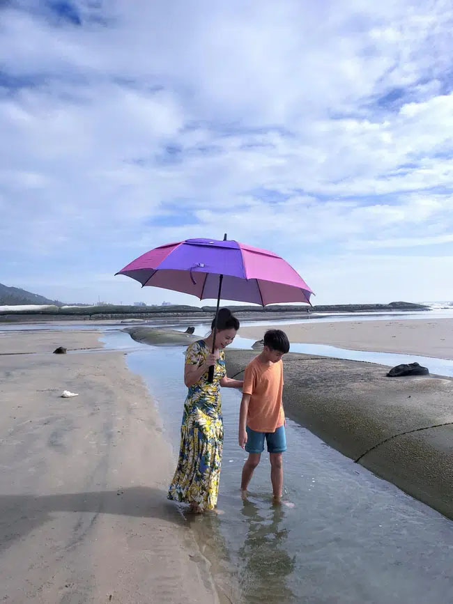 Nhìn ảnh Subeo đứng cạnh bà ngoại mới ngỡ ngàng cậu bé đã cao lớn thế này rồi-1