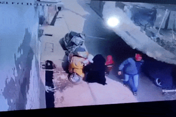 Bức tường đổ sập xuống người đi bộ