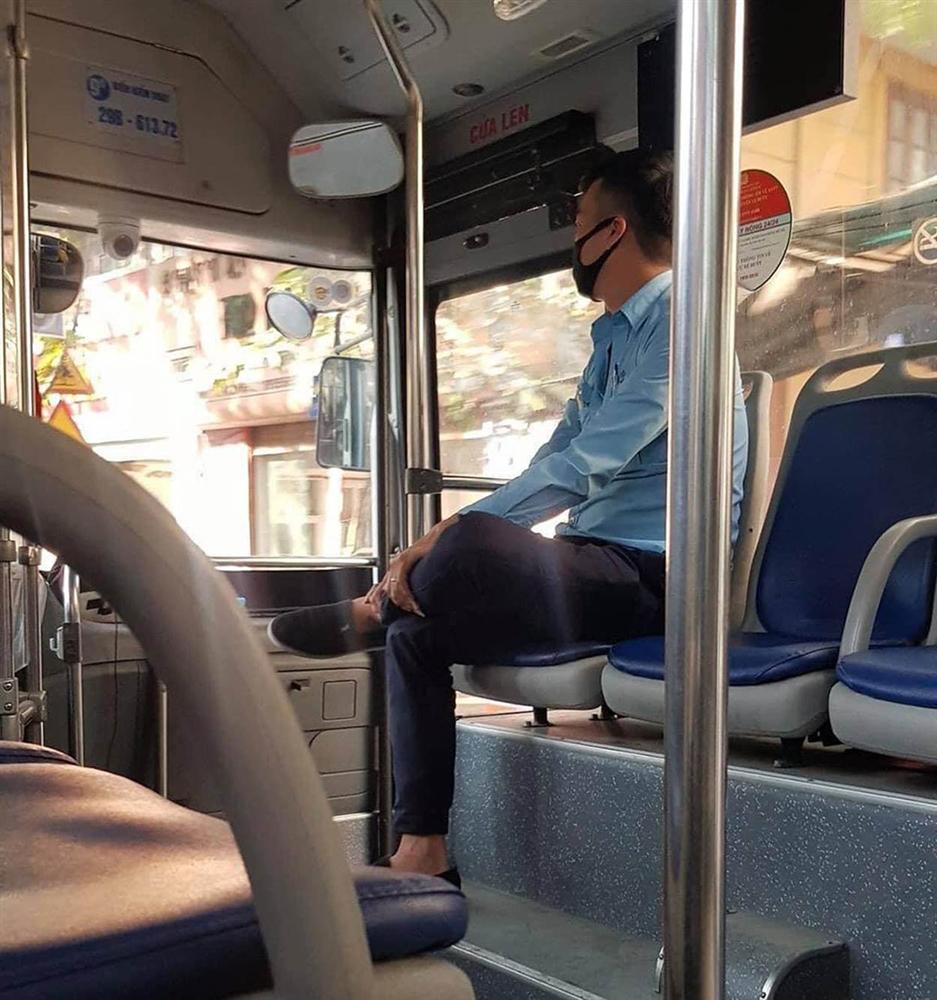 Người phụ nữ bán hàng rong bụng mang dạ chửa vừa bước lên xe buýt, anh phụ xe có hành động lặng lẽ làm tan chảy trái tim bao người-1