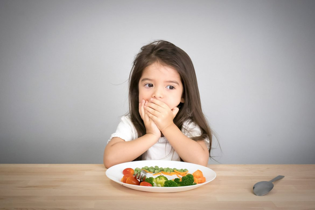 Nếu trẻ có 4 biểu hiện bất thường này chứng tỏ việc tích tụ thức ăn trong cơ thể quá nhiều, trẻ đang bị đầy bụng và khó tiêu-1