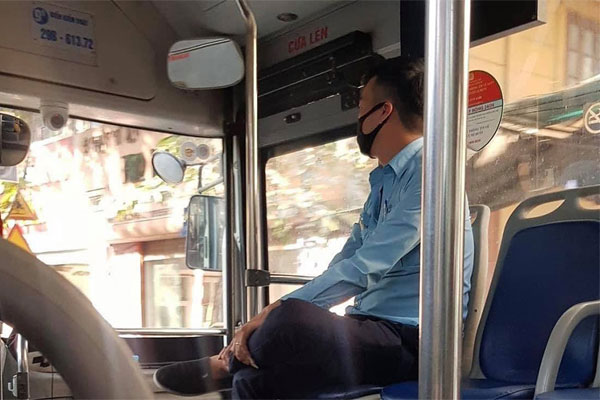 Bức xúc nhân viên xe buýt gắt gỏng, la hét xuống đi dù hành khách nhẹ nhàng, lịch sự-3