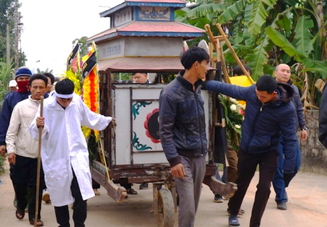 Vụ rơi thang công trình cao tầng: Bố hứa làm Tết về mua quần áo mới cho con mà bố đi mãi!-2