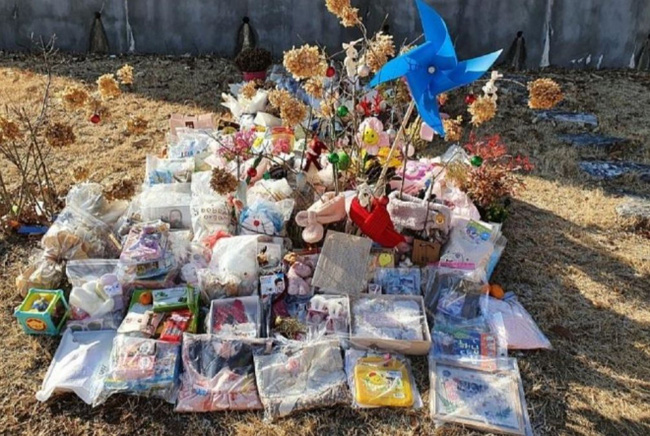 Nơi an nghỉ của bé gái 16 tháng tuổi bị bố mẹ nuôi bạo hành tới chết: Sơ sài đến phẫn nộ với vỏn vẹn khung ảnh 60 nghìn đồng-6