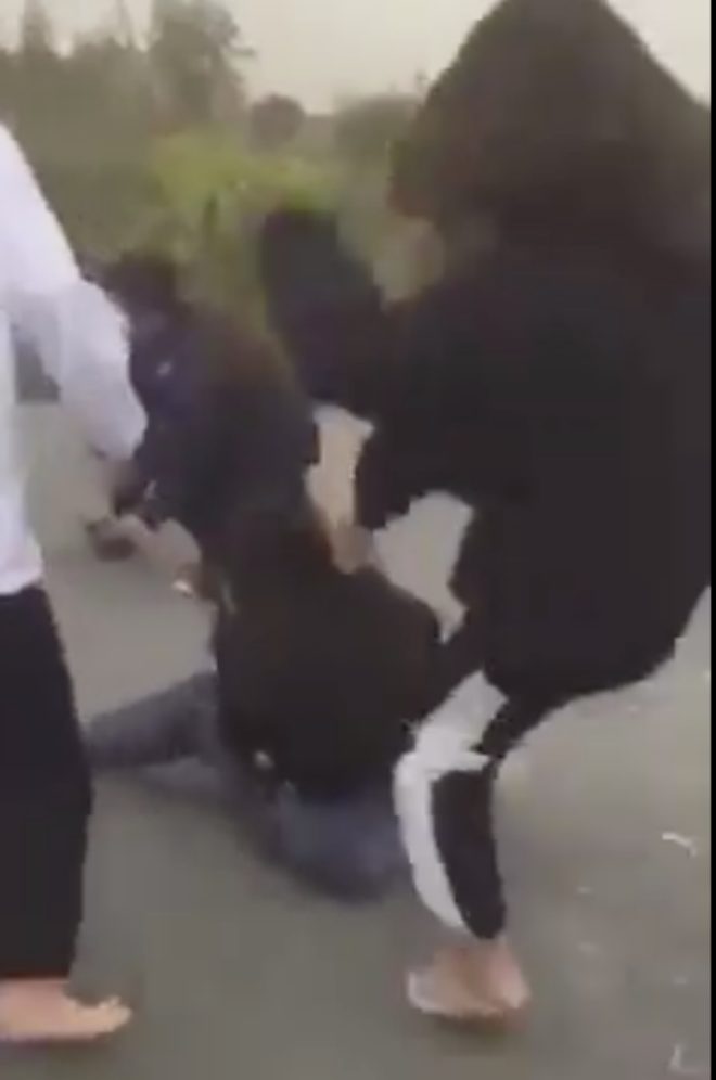 Hà Nội: Mâu thuẫn cá nhân, cô gái trẻ đạp, đá liên tiếp vào đầu thiếu nữ khiến dư luận phẫn nộ-3