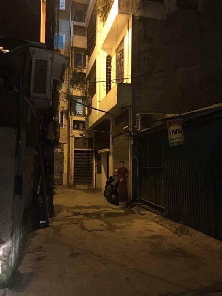 Đi làm về khuya, thanh niên thấy hình cô gái đứng bên đường mà xỉu ngang xỉu dọc vì 1 chi tiết-1