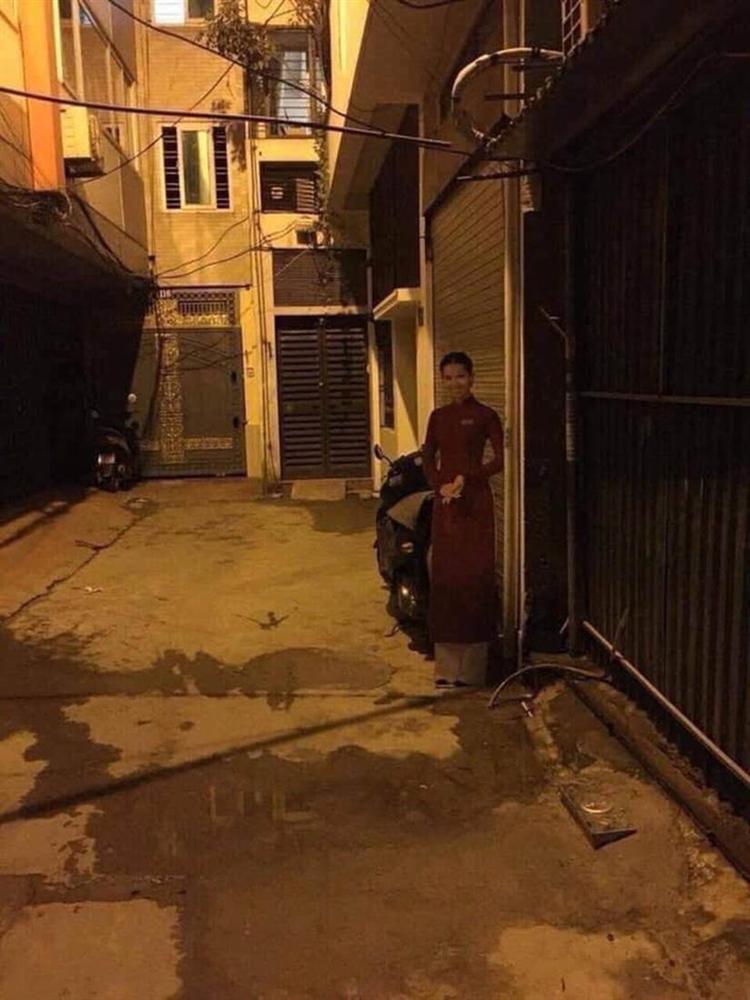 Đi làm về khuya, thanh niên thấy hình cô gái đứng bên đường mà xỉu ngang xỉu dọc vì 1 chi tiết-2