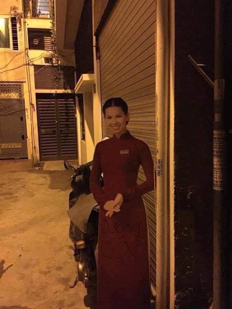 Đi làm về khuya, thanh niên thấy hình cô gái đứng bên đường mà xỉu ngang xỉu dọc vì 1 chi tiết-3