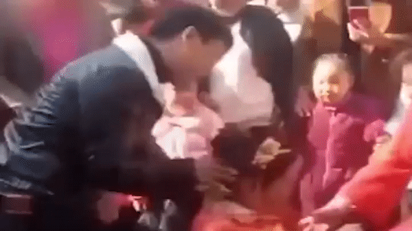 Clip: Bị dúi đầu khi cúi lạy bố mẹ chồng, cô dâu bật dậy tát khách mời bôm bốp-1