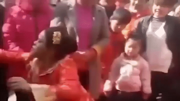 Clip: Bị dúi đầu khi cúi lạy bố mẹ chồng, cô dâu bật dậy tát khách mời bôm bốp-2