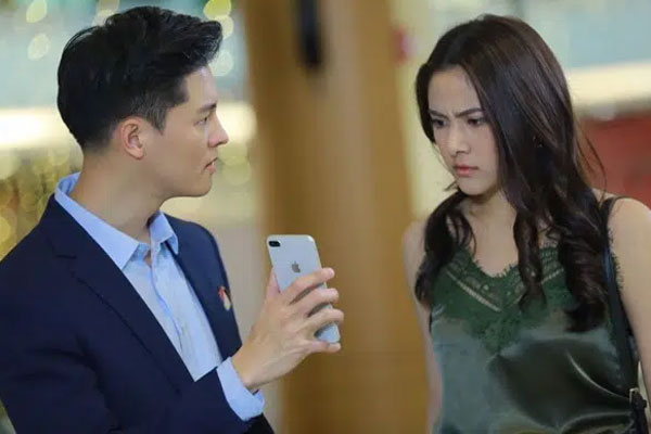 Vợ viện cớ sốt cao không về giỗ bố chồng, xem qua camera và chứng kiến việc vợ làm ở nhà mà tôi choáng váng-1