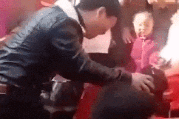 Nghe lén vợ tương lai nói chuyện với mẹ đẻ, chồng sốc nặng khi biết mình là kẻ đổ vỏ, quyết định cuối cùng của anh khiến họ tái mặt-3