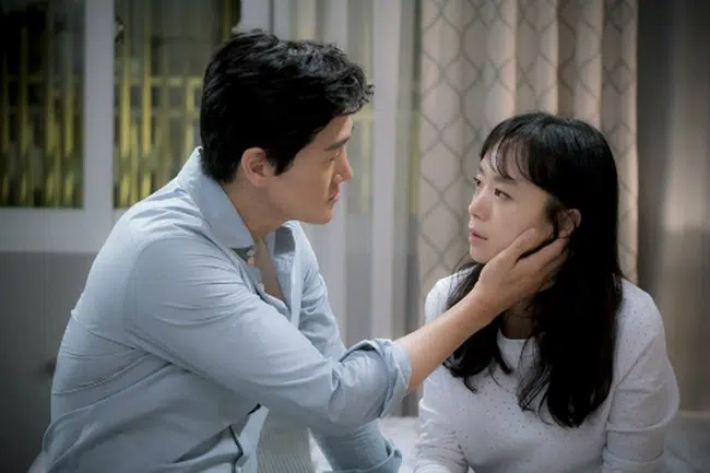 Nghe lén vợ tương lai nói chuyện với mẹ đẻ, chồng sốc nặng khi biết mình là kẻ đổ vỏ, quyết định cuối cùng của anh khiến họ tái mặt-1