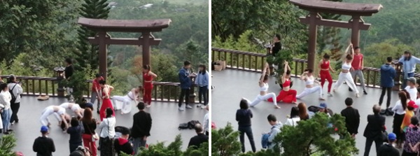 Nhóm phụ nữ mặc đồ hở, tạo dáng chụp ảnh ở chùa Linh Quy Pháp Ấn-1