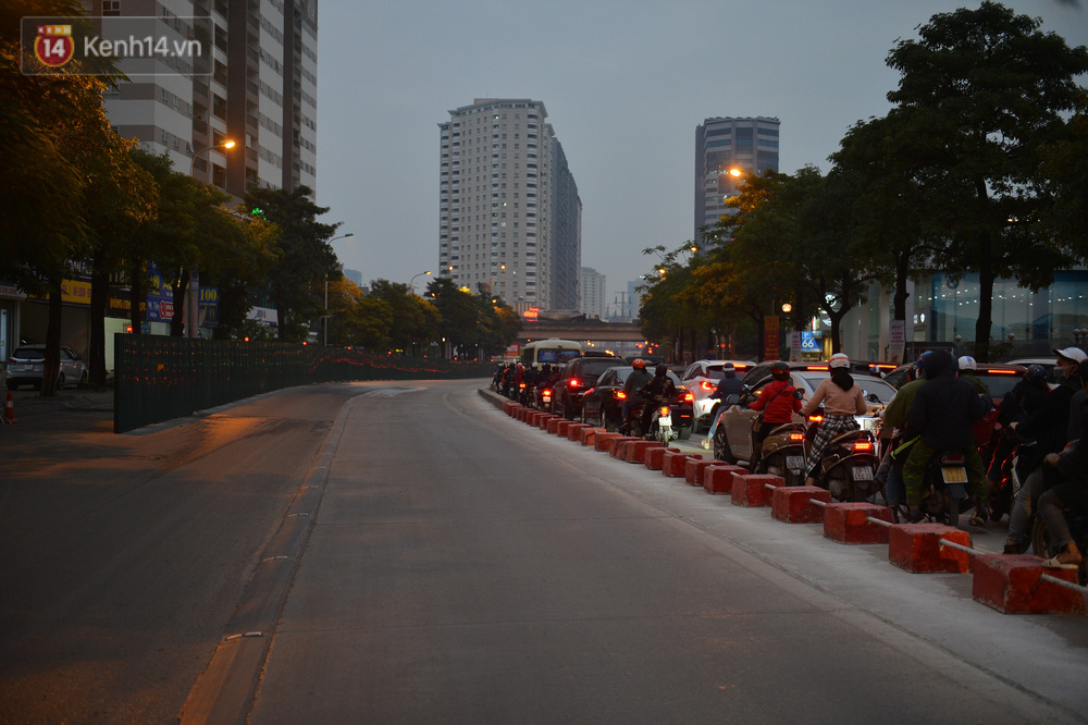 Cảnh trái ngược giữa 2 làn đường Lê Văn Lương: Một bên trống trải, một bên ùn tắc dài cả cây số-2