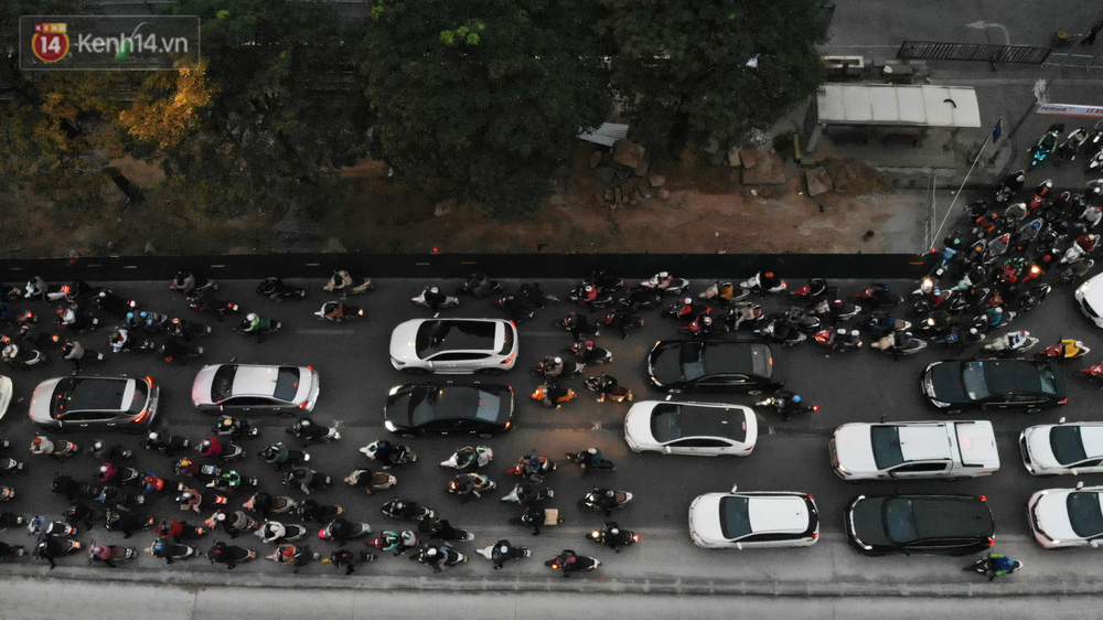 Cảnh trái ngược giữa 2 làn đường Lê Văn Lương: Một bên trống trải, một bên ùn tắc dài cả cây số-3