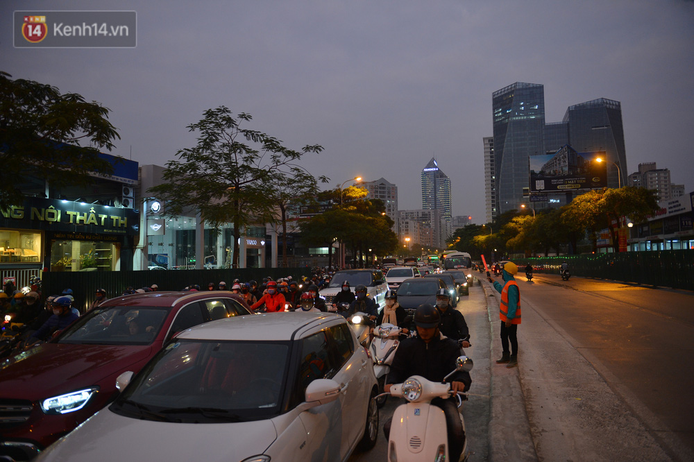 Cảnh trái ngược giữa 2 làn đường Lê Văn Lương: Một bên trống trải, một bên ùn tắc dài cả cây số-4