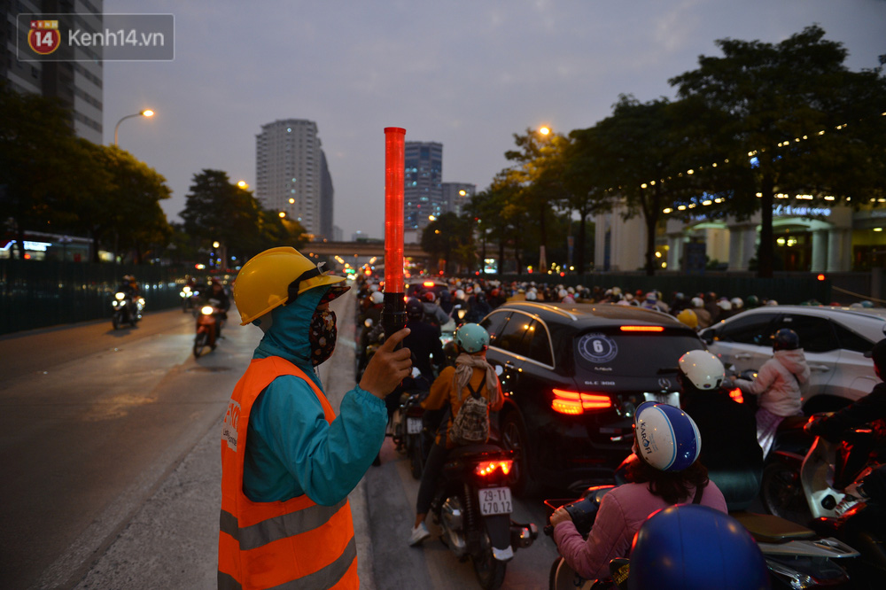 Cảnh trái ngược giữa 2 làn đường Lê Văn Lương: Một bên trống trải, một bên ùn tắc dài cả cây số-5