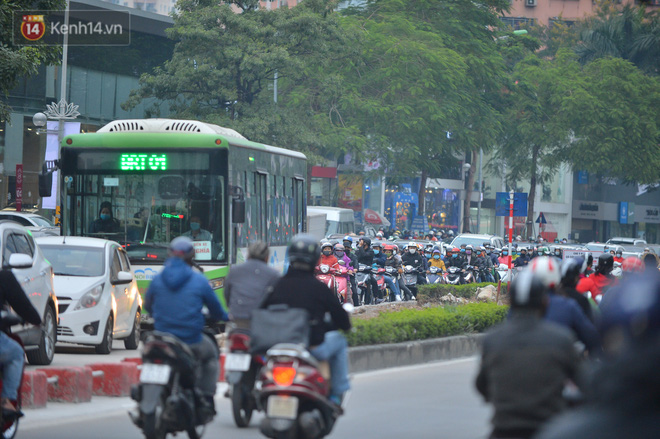Cảnh trái ngược giữa 2 làn đường Lê Văn Lương: Một bên trống trải, một bên ùn tắc dài cả cây số-8