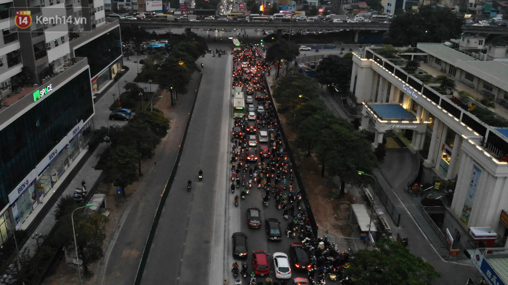Cảnh trái ngược giữa 2 làn đường Lê Văn Lương: Một bên trống trải, một bên ùn tắc dài cả cây số-10