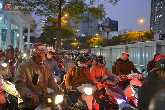 Cảnh trái ngược giữa 2 làn đường Lê Văn Lương: Một bên trống trải, một bên ùn tắc dài cả cây số-11