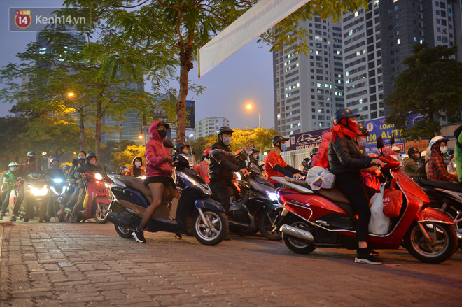 Cảnh trái ngược giữa 2 làn đường Lê Văn Lương: Một bên trống trải, một bên ùn tắc dài cả cây số-12