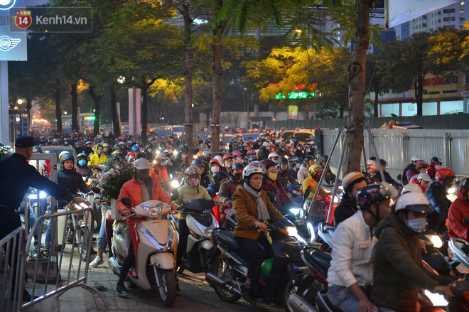 Cảnh trái ngược giữa 2 làn đường Lê Văn Lương: Một bên trống trải, một bên ùn tắc dài cả cây số-13