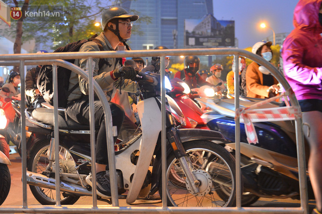 Cảnh trái ngược giữa 2 làn đường Lê Văn Lương: Một bên trống trải, một bên ùn tắc dài cả cây số-14