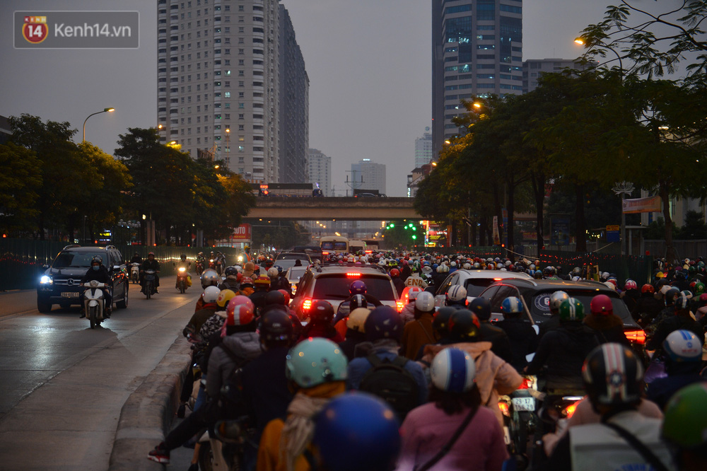 Cảnh trái ngược giữa 2 làn đường Lê Văn Lương: Một bên trống trải, một bên ùn tắc dài cả cây số-15
