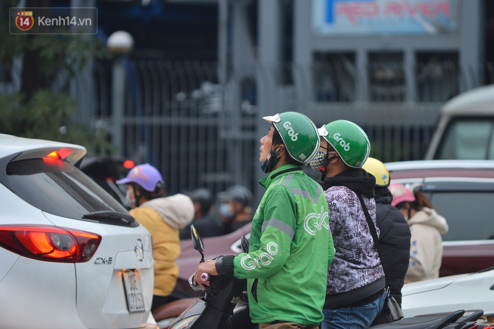 Cảnh trái ngược giữa 2 làn đường Lê Văn Lương: Một bên trống trải, một bên ùn tắc dài cả cây số-9