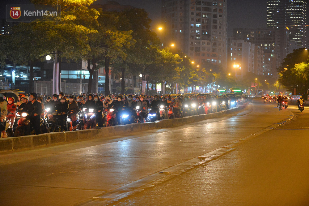 Cảnh trái ngược giữa 2 làn đường Lê Văn Lương: Một bên trống trải, một bên ùn tắc dài cả cây số-17