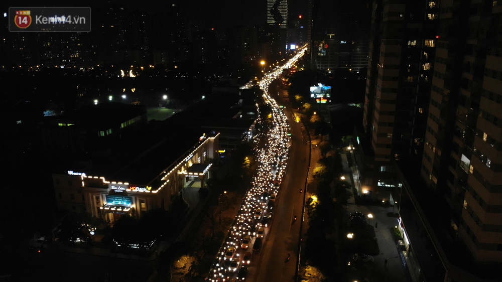 Cảnh trái ngược giữa 2 làn đường Lê Văn Lương: Một bên trống trải, một bên ùn tắc dài cả cây số-18