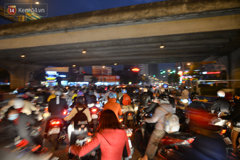 Cảnh trái ngược giữa 2 làn đường Lê Văn Lương: Một bên trống trải, một bên ùn tắc dài cả cây số-20